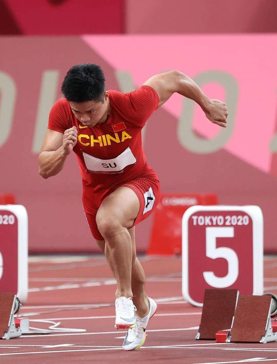 苏炳添打破历史纪录，湖人教练泪洒赛场！